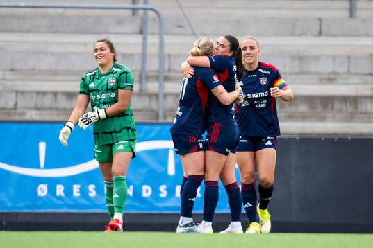 Rosengårds Emilia Larsson och Emma Jansson jublar