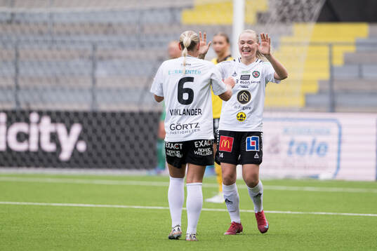 Örebro SKs Selma Rajakangas och Molly Wiklander jublar