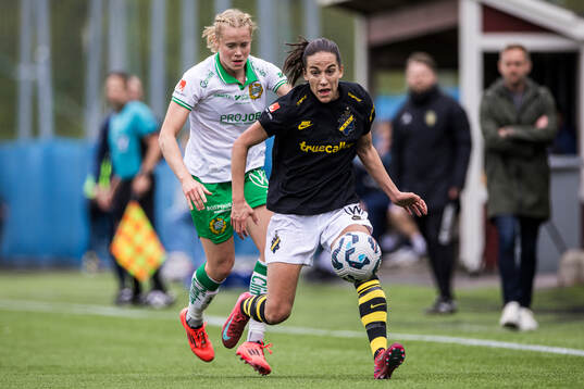 Hammarbys Julie Blakstad och AIKs Anna Oskarsson