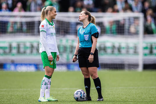 Hammarbys Alice Carlsson och domare Cecilia Ekwall