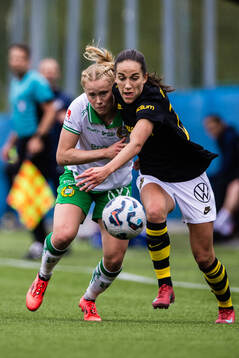 Hammarbys Julie Blakstad och AIKs Anna Oskarsson