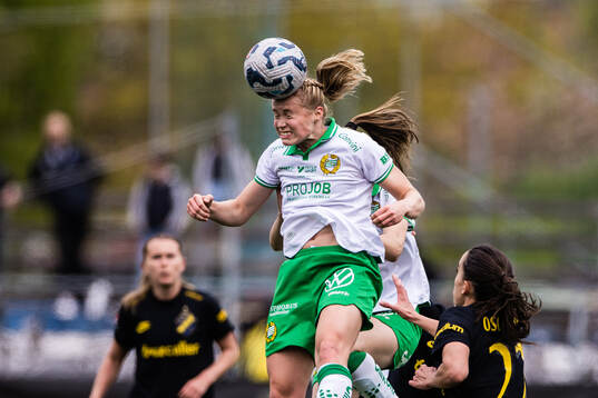 Hammarbys Julie Blakstad och AIKs Anna Oskarsson