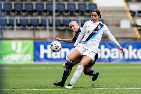 Linköpings Tyra Andersson och Djurgårdens Camille Ashe
