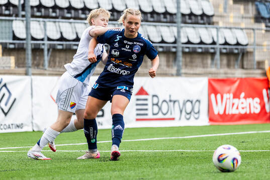 Djurgårdens Olivia Ulenius och Linköpings Maria Olafsdottir Gros