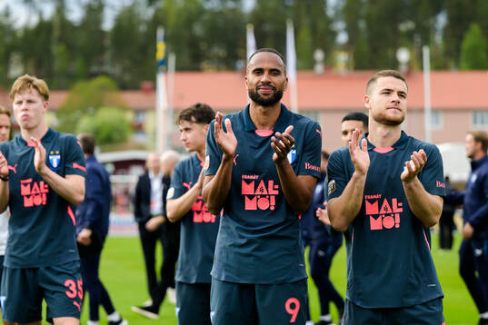 Malmö FFs Isaac Thelin jublar och tackar publiken
