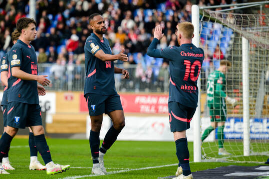 Malmö FFs Isaac Thelin och Anders Christiansen jublar efter Anders gjort 1-4