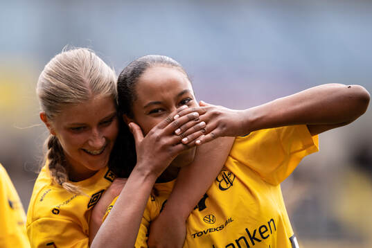 Elfsborgs Stella Johansson jublar med Tilde Parkhagen efter 2-0