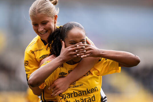 Elfsborgs Stella Johansson jublar med Tilde Parkhagen efter 2-0