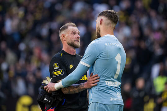 AIKs John Guidetti och Mjällbys målvakt Noel Törnqvist