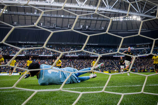 Mjällbys målvakt Noel Törnqvist räddar en straff från AIKs John Guidetti