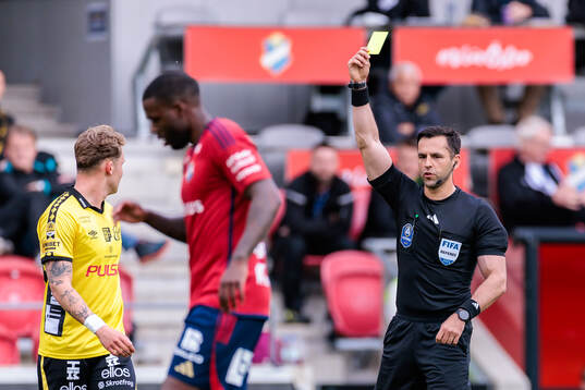 Elfsborgs Frederik Ihler får gult kort av domare Granit Maqedonci