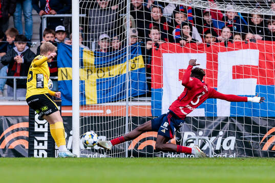 Elfsborgs Ari Sigurpálsson och Östers Kingsley Gyamfi