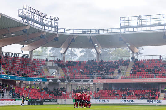 Östers spelare samlas före avspark