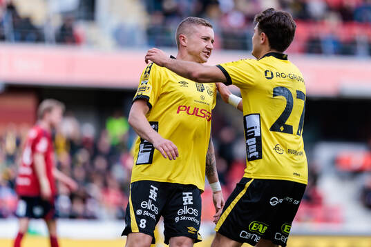 Elfsborgs Sebastian Holmen och Besfort Zeneli jublar efter mål 0-1