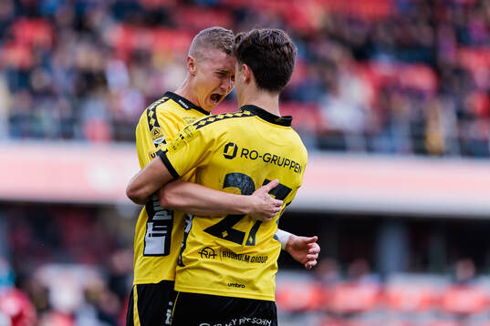 Elfsborgs Sebastian Holmen och Besfort Zeneli jublar efter mål 0-1