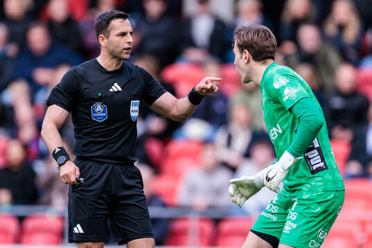 Östers Domare Granit Maqedonci och Elfsborgs målvakt Simon Eriksson
