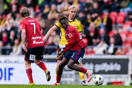 Elfsborgs Leo Östman och Östers Youssoupha Sanyang