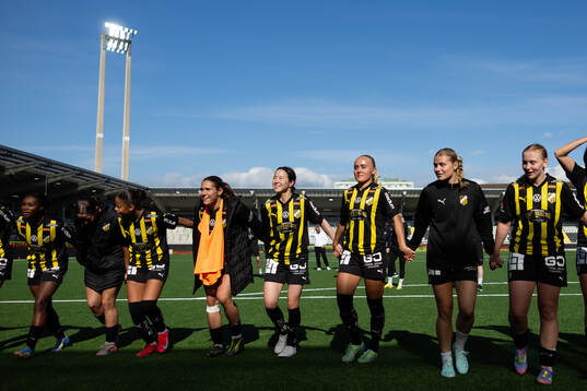 Häckens spelare jublar och tackar publiken