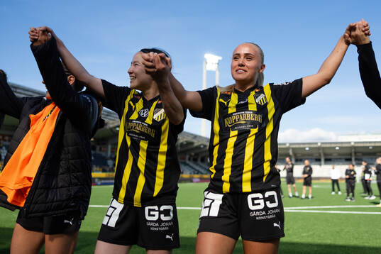 Häckens Hikaru Kitagawa och Alva Selerud jublar och tackar