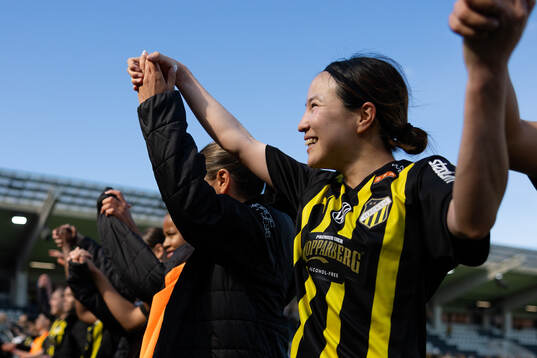 Häckens Hikaru Kitagawa jublar och tackar publiken