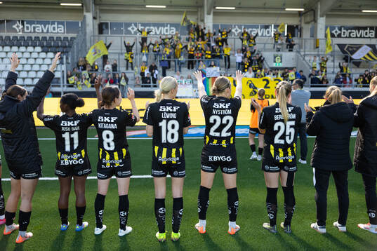 Häckens spelare jublar och tackar klacken
