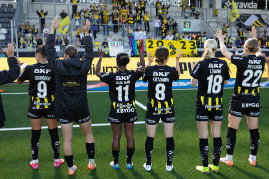 Häckens spelare jublar och tackar klacken