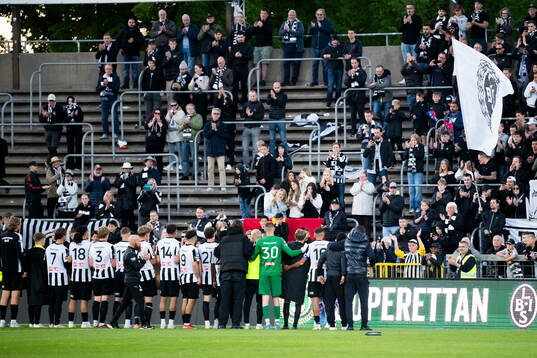 Landskronas spelare tackar publiken efter slutsignalen