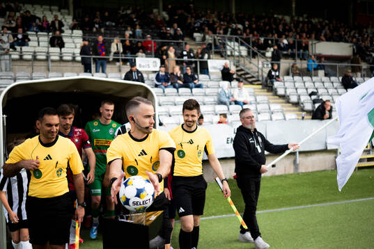 Domare Jasmin Svraka, assisterande domare Mark Josef och assisterande domare Robert Nyberg