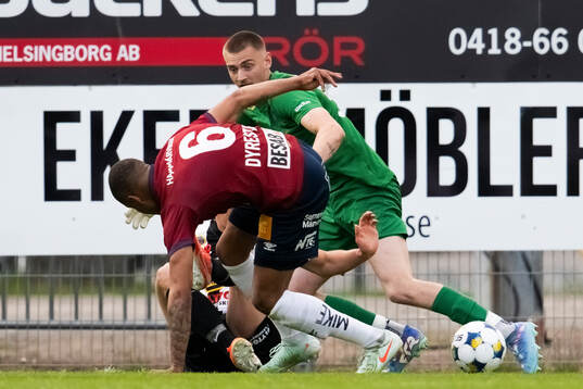 Landskronas målvakt Marcus Pettersson och Gustaf Bruzelius mot Örgrytes Mikael Dyrestam