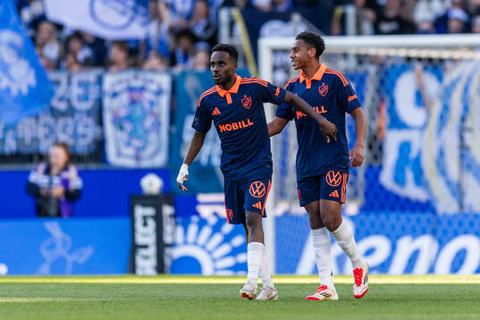 Djurgårdens Tokmac Nguen jublar med Isak Alemayehu Mulugeta efter att han gjort 0-1