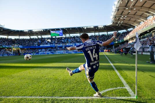 IFK Göteborgs Tobias Heintz slår en hörna