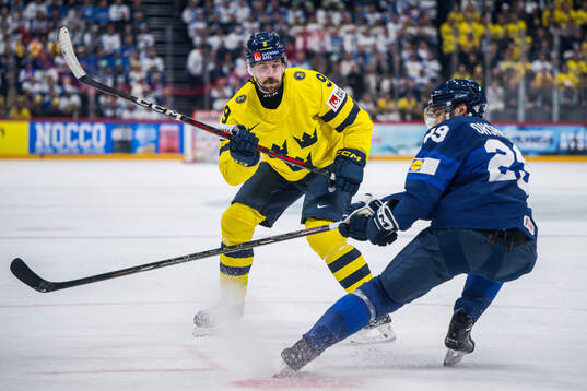 Filip Forsberg of Sweden and Ahti Oksanen of Finland