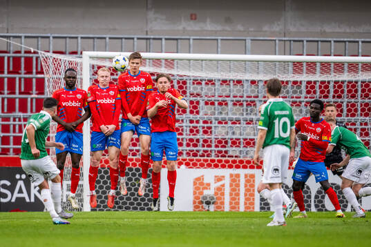 Brages Haris Brkic skjuter en frispark mot Helsingborgs