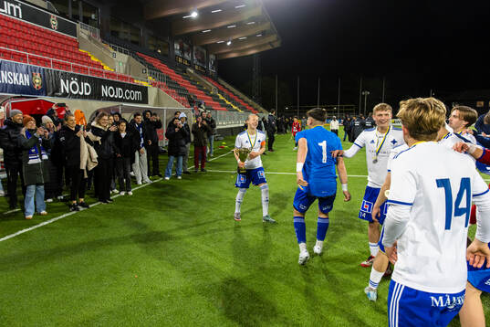 IFK Norrköpings spelare jublar med spelare och familj