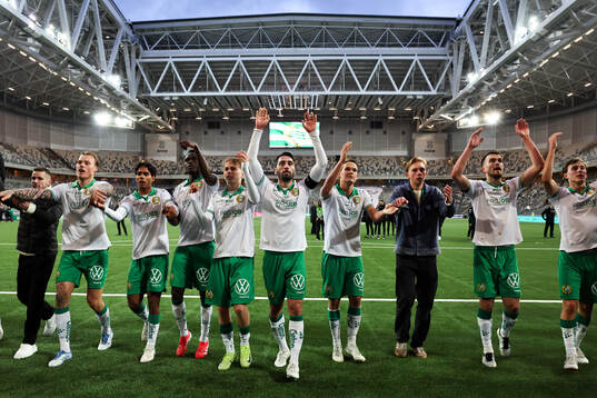 Hammarbys spelare jublar efte fotbollsmatchen i Allsvenskan mellan Hammarby och Sirius den 14 maj 2025 i Stockholm. 