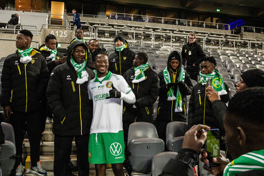 Hammarbys Moise Elohim Victoire Kabore på läktaren med ett P17-lag från ivorianska ASEC Mimosas