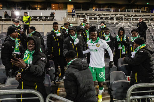 Hammarbys Moise Elohim Victoire Kabore på läktaren med ett P17-lag från ivorianska ASEC Mimosas