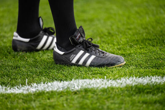 En assisterande domare med Adidas Copa Mundial