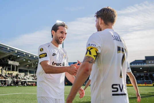 AIKs Benjamin Tiedemann Hansen och Anton Salétros jublar efter 0-1 målet