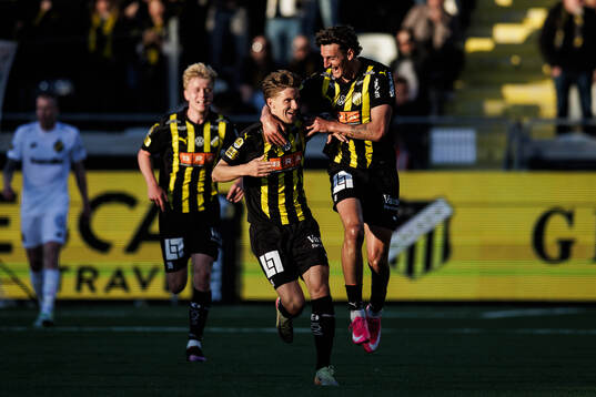 Häckens Samuel Leach Holm och Silas Andersen jublar efter 1-1 målet