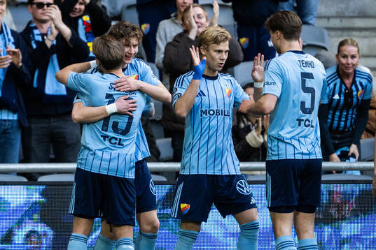 Djurgårdens August Priske Flyger jublar med Daniel Stensson, Theo Bergvall och Miro Tenho efter 1-0