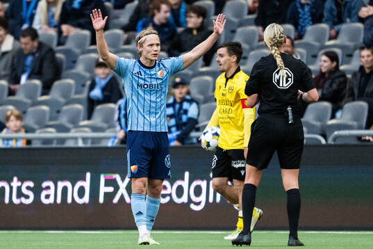 Djurgårdens Tobias Gulliksen reagerar mot domare Tess Olofsson