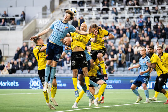 Djurgårdens August Priske Flyger och Marcus Danielson mot Mjällbys Elliot Stroud, Viktor Gustafson och Tom Pettersson