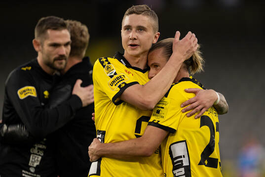 Elfsborgs Sebastian Holmen och Niklas Hult jublar