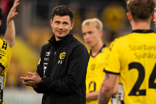 Elfsborgs assisterande tränare Fredrik Ahlstrand jublar
