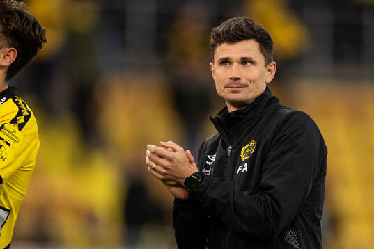 Elfsborgs assisterande tränare Fredrik Ahlstrand jublar