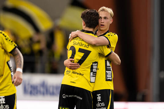 Elfsborgs Besfort Zeneli och Leo Östman jublar
