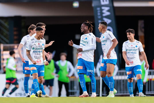 Värnamos Frank Junior Agyei jublar efter 2-2 målet