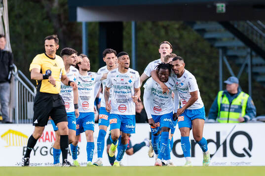 Värnamos Frank Junior Agyei jublar efter 2-2 målet