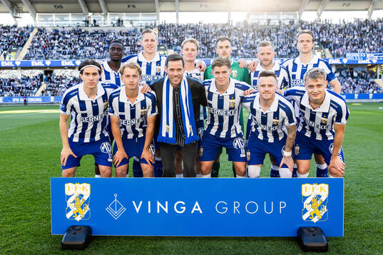IFK Göteborgs spelare poserar för en lagbild tillsammans med Emil Salomonsson